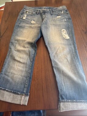 Women’s  Distressed Light Blue Jean capris!